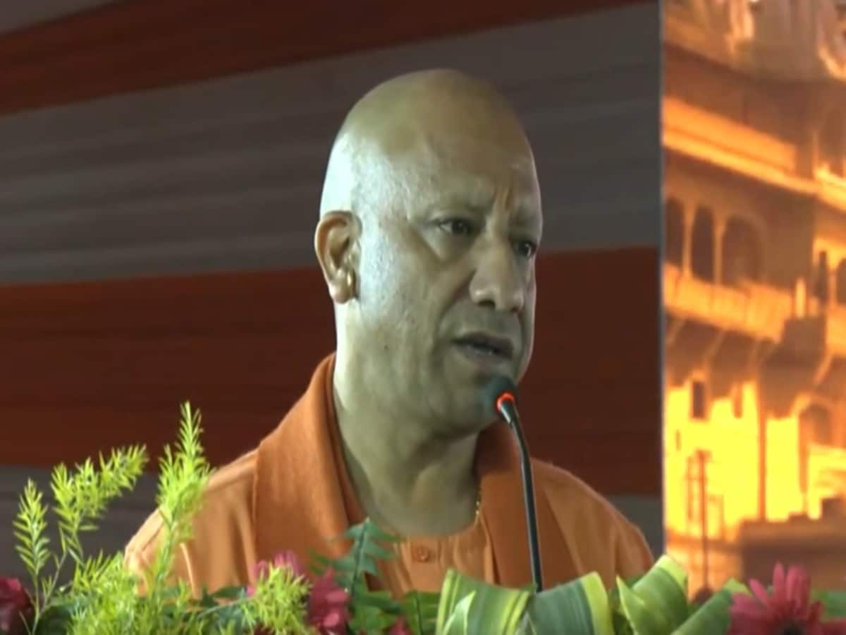 Kashi Tamil Sangamam event Namo Ghat CM Yogi Adityanath lapse in security system, नमोघाट पर सीएम योगी की सुरक्षा में बड़ी चूक, मंच तक पहुंचा शराबी युवक, कमांडो की सतर्कता से टली