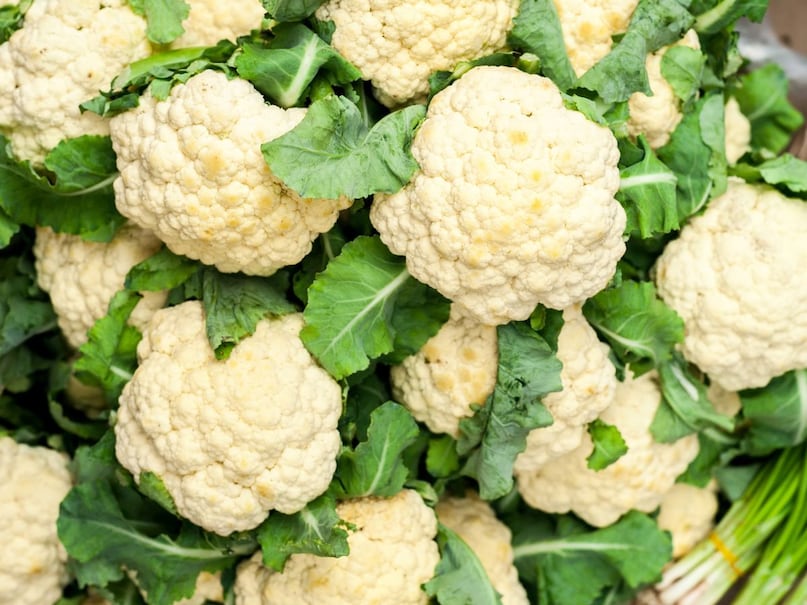 फूलगोभी: फूलगोभी कैंसर सहित कई बीमारियों के जोखिम को कम करने वाली सब्जी है. सर्दी में हर घर में फूलगोभी बनती ही है. लेकिन फूलगोभी में प्यूरीन की मात्रा ज्यादा होती है. फूलगोभी या क्रुसीफेरस सब्जियां उन लोगों को नहीं खाना चाहिए जिनमें यूरिक एसिड पहले से बढ़ा हुआ होता है. फूलगोभी का अधिक सेवन यूरिक एसिड लेवल और बढ़ा सकता है, जिससे गाउट, जोड़ों में दर्द, सूजन और अकड़न की समस्या बढ़ने का खतरा रहता है. इसलिए यूरिक एसिड के मरीजों को फूलगोभी कम मात्रा में, वह भी कभी-कभार और उबालकर या हल्की सब्ज़ी के रूप में ही खानी चाहिए. गंभीर समस्या होने पर इसे पूरी तरह टालना बेहतर होता है. (सांकेतिक तस्वीर)