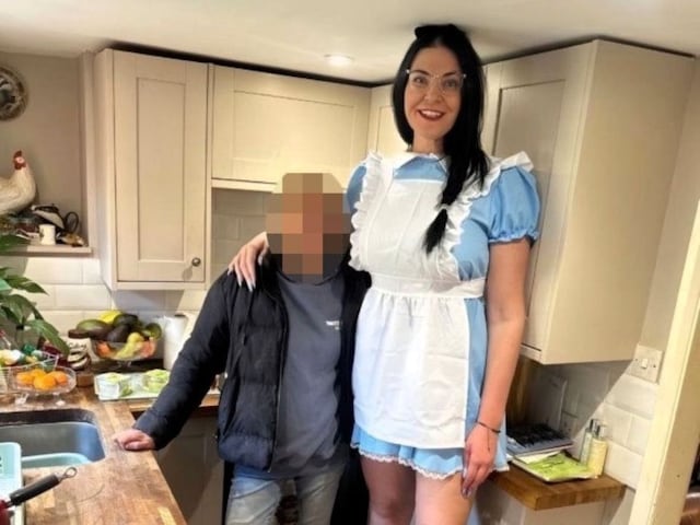 महीने में 72 लाख कमाती है 6.5 फीट की महिला, टॉयलेट से धक्के मार निकाली गई बाहर महीने में 72 लाख कमाती है 6.5 फीट की महिला, टॉयलेट से धक्के मार निकाली गई बाहर