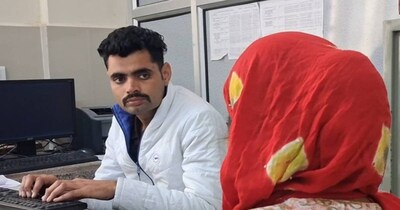 चूरू कोतवाली की साइबर सेल में रिपोर्ट दर्ज करवाती पीड़िता.