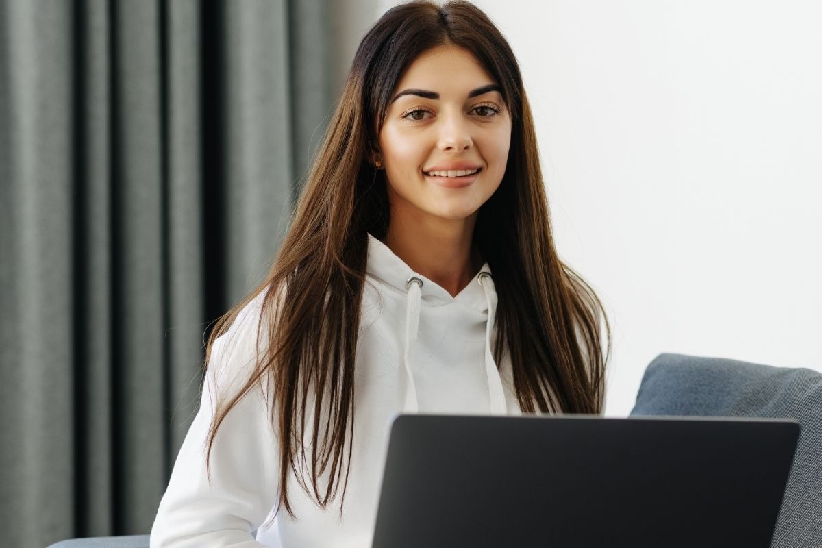 52 फीसदी युवा जाना चाहते हैं विदेश आखिर किस काम के लिए मची ऐसी भगदड़ आंखों खोल देगी यह रिपोर्ट