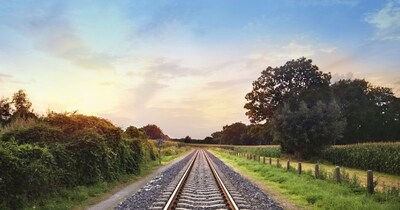 यहां रेलवे लाइन बिछाना लगभग असंभव माना जाता है. 