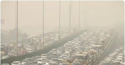 बीएस-6 मानक को छोड़कर बाकी सभी पेट्रोल और डीजल गाड़ियों की दिल्ली में एंट्री पर रोक लगा दी गई है. (फाइल फोटो)