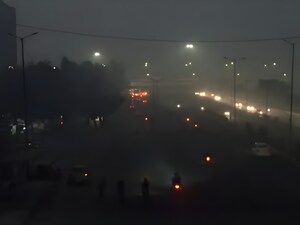 इस दिल्ली को क्या हुआ, कालें अंधेरे में कैसे समाई गई? (Video Grab)