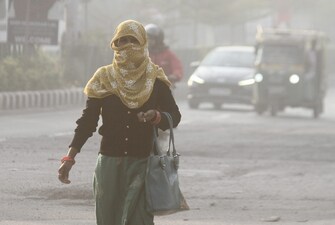 दिल्ली-एनसीआर के आसमान का काला बादल जिंदगी को कर रहा छोटा. (फोटो-पीटीआई)