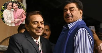 नई दिल्ली: धर्मेंद्र के दोस्त और स्टार शत्रुघ्न सिन्हा ने अपने अजीज धरम पाजी की पत्नी हेमा मालिनी और उनकी बेटियों ईशा देओल और अहाना देओल से मुलाकात की और इस पल को दिल तोड़ने वाला बताया. (फोटो साभार: X@ShatruganSinha/Instagram@dharmendra.hemamalini))