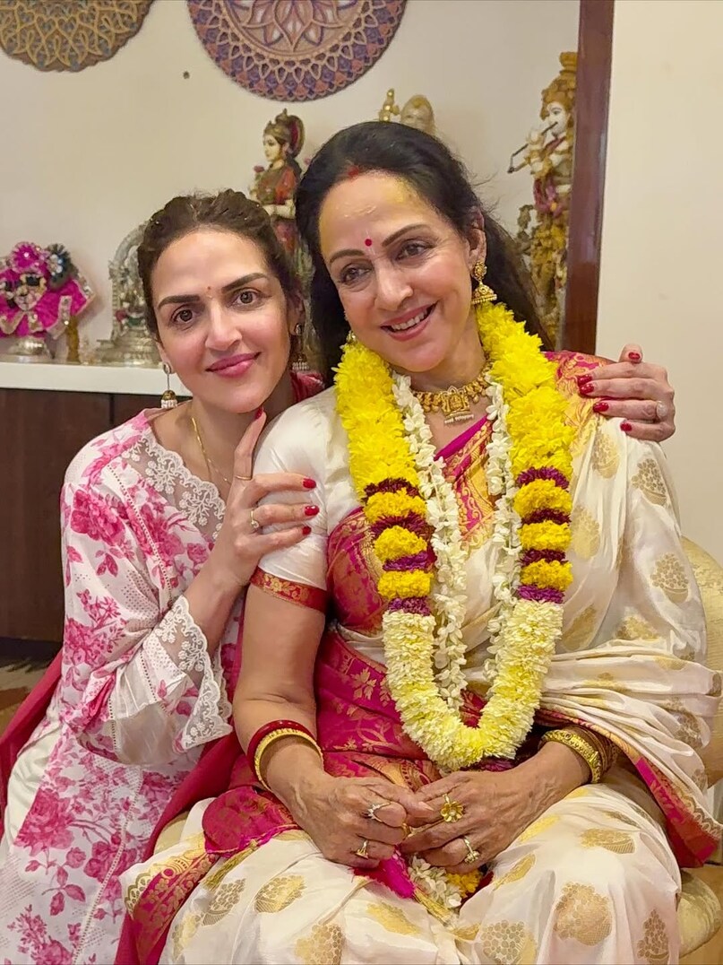 Hema Malini, Dharmendra, Dharmendra prayer meet Delhi, Esha Deol Bharat Takhtani coming together, Esha Deol Bharat Takhtani Dharmendra, Bharat Takhtani Esha Deol, Dharmendra birthday, Hema Malini family gathering Hema Malini, Dharmendra, Dharmendra prayer meet Delhi, Esha Deol Bharat Takhtani coming together, Esha Deol Bharat Takhtani Dharmendra, Bharat Takhtani Esha Deol, Dharmendra birthday, Hema Malini family gathering