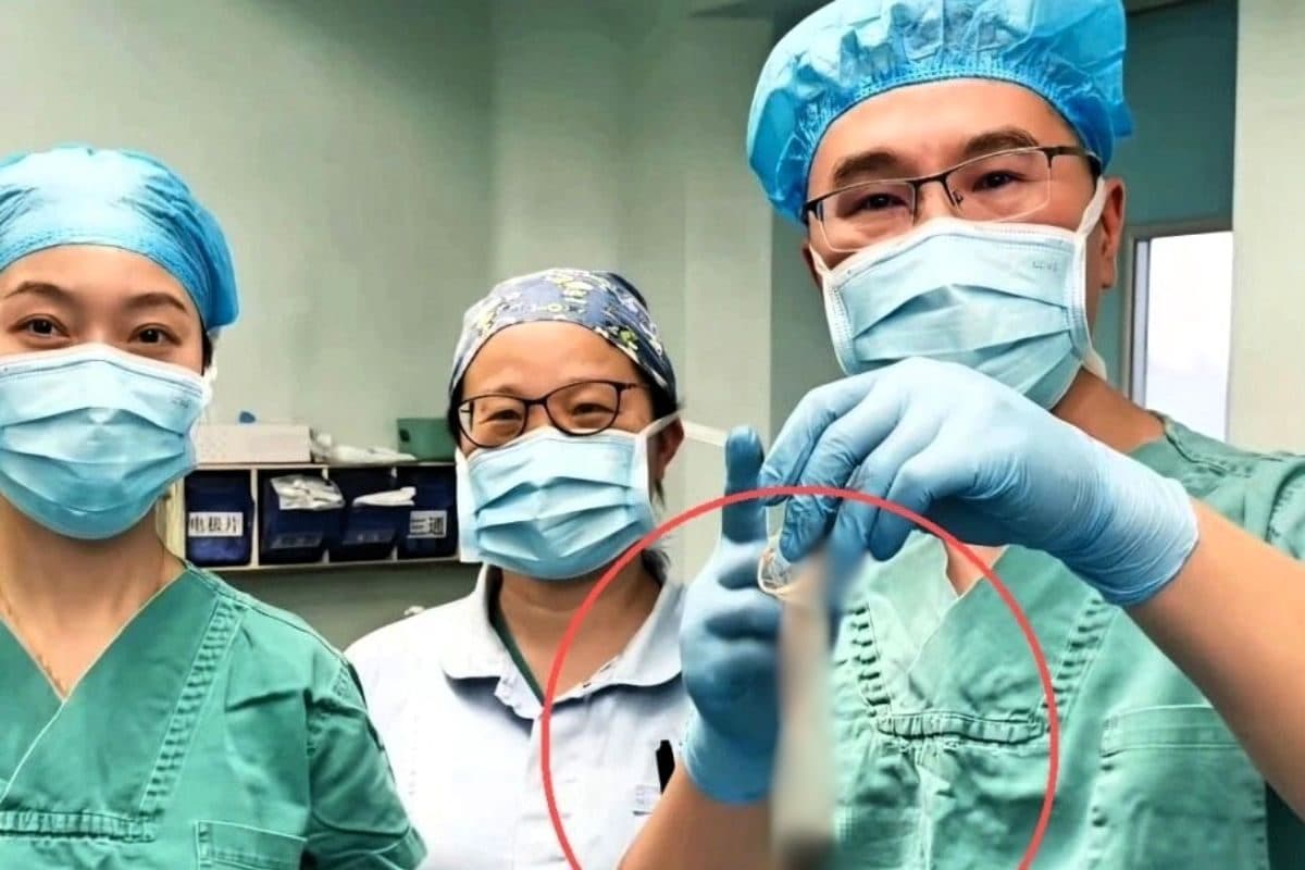 रेजर स्ट्रॉ और फोन लाइट से सड़क पर सर्जरी इन डॉक्टर्स की मुरीद हुई दुनिया