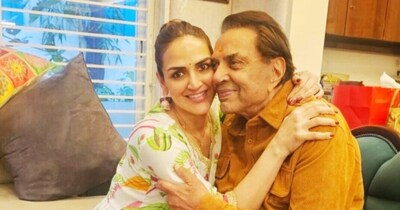 अपने पिता धर्मेंद्र के साथ ईशा देओल. (फाइल फोटो)