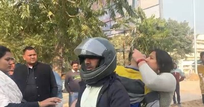 मां ने डॉक्टरों पर अपनी 12 वर्षीय बेटी को जिंदा होते हुए भी मृत घोषित करने का गंभीर आरोप लगाया है.