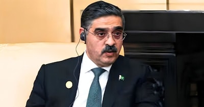 पाकिस्तान के पूर्व प्रधानमंत्री पर फायरिंग