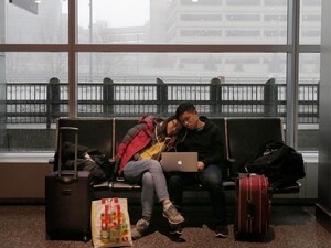 अपनी फ्लाइट का इंतजार करता कपल. (फोटो- रायटर्स)