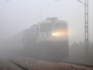 उत्तर भारत में घने कोहरे का कहर, 95 ट्रेनें लेट और कई रद्द. (फाइल फोटो)