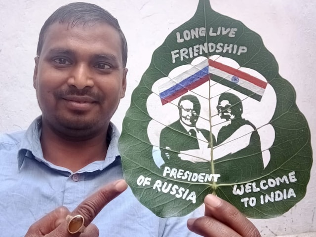 3 CM पत्ते पर मोदी-पुतिन गले मिले! मधुरेंद्र की 10000वीं आर्ट ने बनाया रिकार्ड