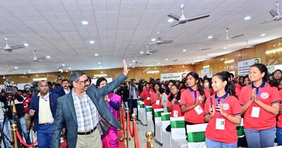 जेईई और नीट कोचिंग की शुरुआत के दौरान सीएम हेमंत सोरेन और उपस्थित बच्चे