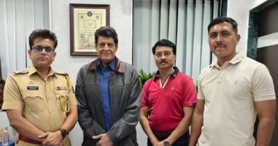 गजेंद्र चौहान पुलिस ऑफिसर्स के साथ फोटो के लिए पोज देते हुए.