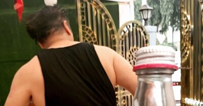 हिम्मत और मेहनत के जरिए इंसान पहाड़ को भी झुका सकता है, इस कहावत को गोविंदा ने सार्थक किया. गोविंदा का जन्म गरीबी में हुआ, जब उनके परिवार और पिता हवेली से चॉल में शिफ्ट हुए. गोविंदा के पिता अरुण आहूजा 1940 के दशक के एक्टर थे जिन्होंने 'औरत' और 'एक ही रास्ता' जैसी फिल्मों में काम किया था. (फोटो साभारः इंस्टाग्राम @govinda_herono1)