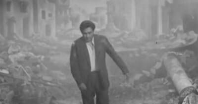 62 साल पहले आई इस फिल्म में दिखाया गया कि जब हीरो वर्मा (म्यांमार) में काम कर रहा था, तब वहां पर जापान हवाई हमला करता है. इस हमले में हजारों लोग मारे जाते हैं. हीरो को लगता है कि उसकी पत्नी और बहन भी मर गई. इस युद्ध के सींस को फिल्म का टर्निंग प्वाइंट माना गया. यह फिल्म तब सुपरहिट हुई थी.