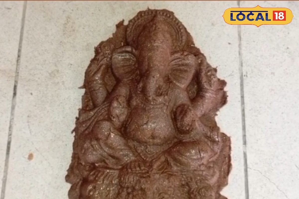 मुरादाबाद में गाय के गोबर से बनी इको-फ्रेंडली गणेश मूर्ति