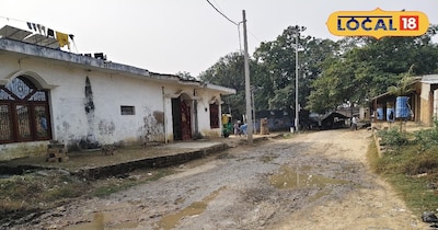 सड़क मार्ग पर हुआ गड्ढ़ा