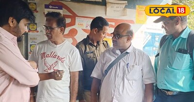 सिगड़ी की जानकारी देते युवक 