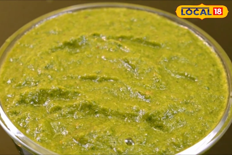 चटनी को 5 से 10 मिनट के लिए ढककर रख दें ताकि सभी स्वाद अच्छे से मिल जाएँ। तैयार चटनी को गरम-गरम रोटी, पराठे या चावल के साथ परोसें। इसे ज़्यादा तीखा बनाने के लिए हरी मिर्च की मात्रा बढ़ा सकते हैं चटनी को 5 से 10 मिनट के लिए ढककर रख दें ताकि सभी स्वाद अच्छे से मिल जाएँ। तैयार चटनी को गरम-गरम रोटी, पराठे या चावल के साथ परोसें। इसे ज़्यादा तीखा बनाने के लिए हरी मिर्च की मात्रा बढ़ा सकते हैं