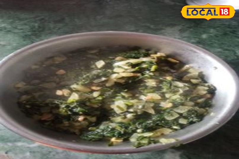 एक कटोरे में कद्दूकस की हुई मूली, पिसा हुआ लहसुन-मिर्च का मिश्रण, लाल मिर्च पाउडर, नमक और सरसों का तेल डालकर अच्छी तरह मिलाएँ। अब इसमें नींबू का रस और कटी हुई धनिया पत्ती मिलाएँ। एक कटोरे में कद्दूकस की हुई मूली, पिसा हुआ लहसुन-मिर्च का मिश्रण, लाल मिर्च पाउडर, नमक और सरसों का तेल डालकर अच्छी तरह मिलाएँ। अब इसमें नींबू का रस और कटी हुई धनिया पत्ती मिलाएँ।