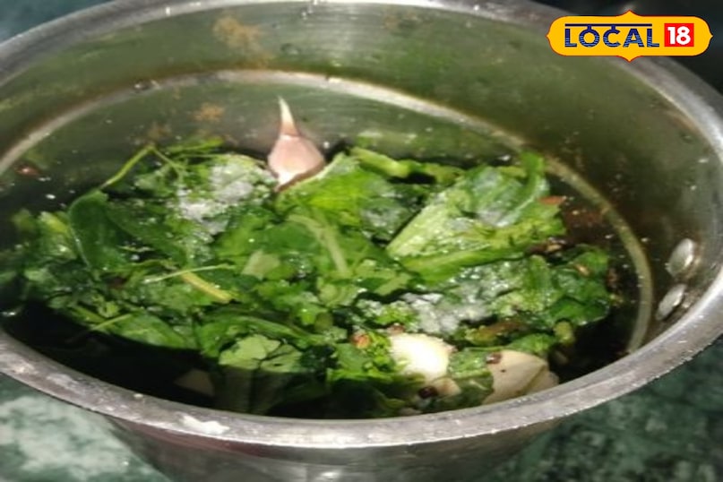 बनाने की विधि मूली को अच्छी तरह धोकर बारीक कद्दूकस कर लें। यदि इसमें ज़्यादा पानी है तो हाथों से हल्का निचोड़ लें लहसुन की कलियों और हरी मिर्च को मिक्सी में डालकर दरदरा पीस लें। बनाने की विधि मूली को अच्छी तरह धोकर बारीक कद्दूकस कर लें। यदि इसमें ज़्यादा पानी है तो हाथों से हल्का निचोड़ लें लहसुन की कलियों और हरी मिर्च को मिक्सी में डालकर दरदरा पीस लें।