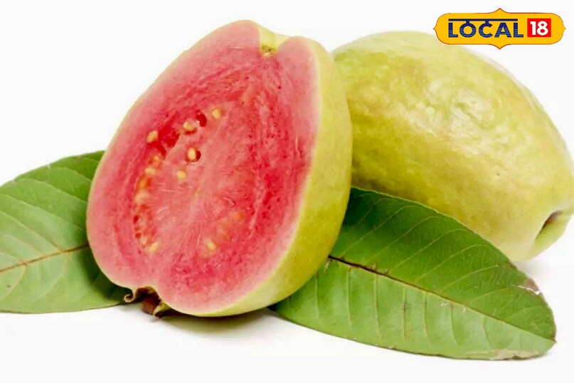 बहुत से लोग हाई कोलेस्ट्रॉल बढ़ने पर तुरंत दवा शुरू कर देते हैं, जबकि कई मामलों में जीवनशैली के सुधार, सही खानपान और व्यायाम से भी इसे नियंत्रित किया जा सकता है. दवाइयाँ तभी आवश्यक होती हैं जब डॉक्टर स्थिति को गंभीर देखें. कई प्राकृतिक खाद्य पदार्थ ऐसे हैं जो शरीर में लिपिड प्रोफ़ाइल को बेहतर करने में मदद करते हैं, लेकिन लोग अक्सर इन साधारण चीज़ों को अनदेखा कर देते हैं. सही समय पर सही भोजन को शामिल करने से कोलेस्ट्रॉल मैनेजमेंट आसान हो सकता है.