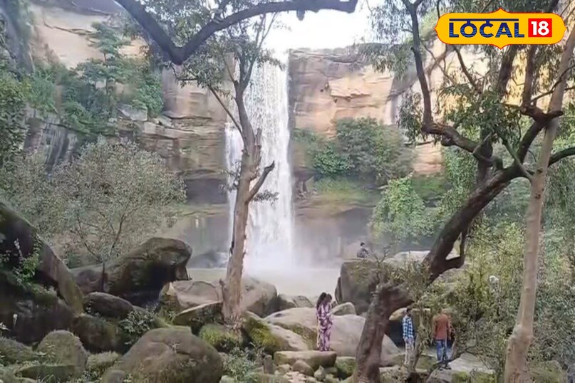 ठंड बढ़ते ही कर्मघोंघेश्वर धाम में लगी भीड़, झरने की फुहारें और कोहरा बना रहे मौसम को रोमांचक 