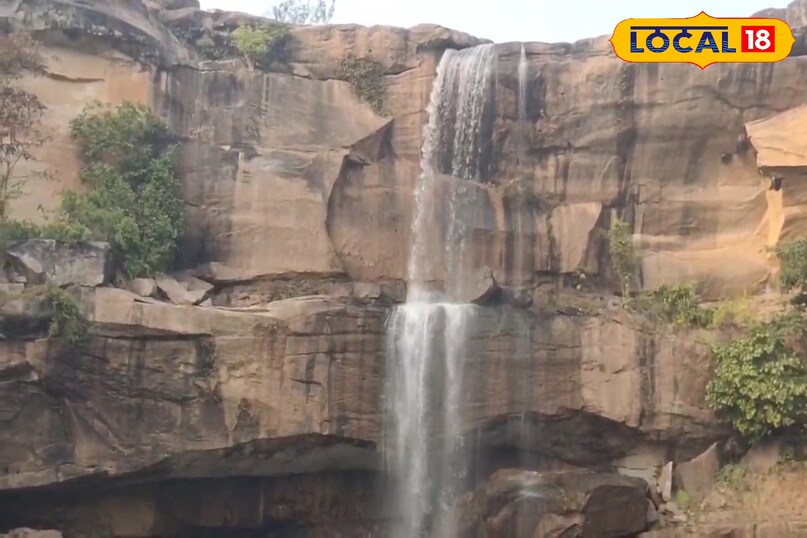 ठंड बढ़ते ही कर्मघोंघेश्वर धाम में लगी भीड़, झरने की फुहारें और कोहरा बना रहे मौसम को रोमांचक 