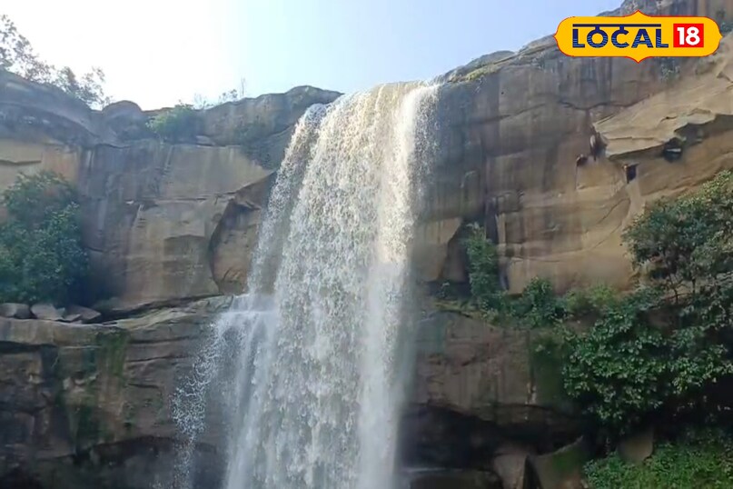 सुबह और शाम यहां घना कोहरा दिखाई देता है, जिससे झरना और पहाड़ धुंध में छिप जाते हैं. यह दृश्य किसी फिल्म के सीन जैसा लगता है. पर्यटक इसे दिसंबर की सबसे खूबसूरत जगहों में से एक मान रहे हैं. 