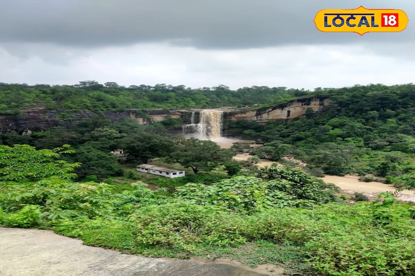 ठंड बढ़ते ही कर्मघोंघेश्वर धाम में लगी भीड़, झरने की फुहारें और कोहरा बना रहे मौसम को रोमांचक 