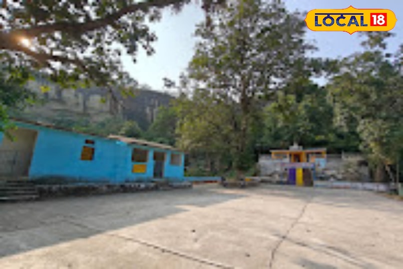 ठंड बढ़ते ही कर्मघोंघेश्वर धाम में लगी भीड़, झरने की फुहारें और कोहरा बना रहे मौसम को रोमांचक 