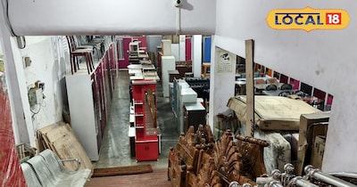 दुकान में लगा फर्नीचर