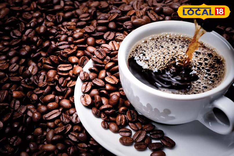 काॅफी ताजगी और ऊर्जा के स्तर को बढ़ाने वाला पेय पदार्थ होता है। कई लोगों की नींद बिना कॉफी के खुलती ही नहीं। हालांकि कई रिपोर्ट्स में कॉफी के अधिक सेवन को नुकसानदायक बताया गया है। कॉफी में कैफीन नाम का मुख्य घटक पाया जाता है जिस के अधिक सेवन से गंभीर समस्याएं हो सकती हैं। लेकिन अगर सही मात्रा में कॉफी का सेवन किया जाए तो शरीर के लिए काफी फायदेमंद हो सकता है।