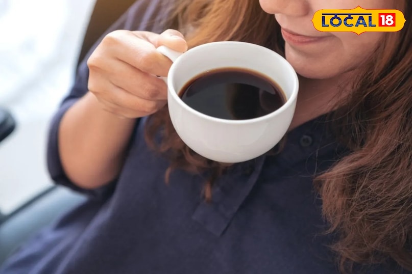 स्वास्थ्य विशेषज्ञों के मुताबिक काॅफी कई तरह की बीमारियों के जोखिम को कम करने में मदद करता है। काॅफी पर हुए कुछ अध्ययनों के मुताबिक कॉफी का सेवन अगर सही मात्रा में किया जाए तो गंभीर रोगों में लाभ मिल सकता है। चलिए जानते हैं सही मात्रा में कॉफी के सेवन से होने वाला स्वास्थ्य लाभ। स्वास्थ्य विशेषज्ञों के मुताबिक काॅफी कई तरह की बीमारियों के जोखिम को कम करने में मदद करता है। काॅफी पर हुए कुछ अध्ययनों के मुताबिक कॉफी का सेवन अगर सही मात्रा में किया जाए तो गंभीर रोगों में लाभ मिल सकता है। चलिए जानते हैं सही मात्रा में कॉफी के सेवन से होने वाला स्वास्थ्य लाभ।