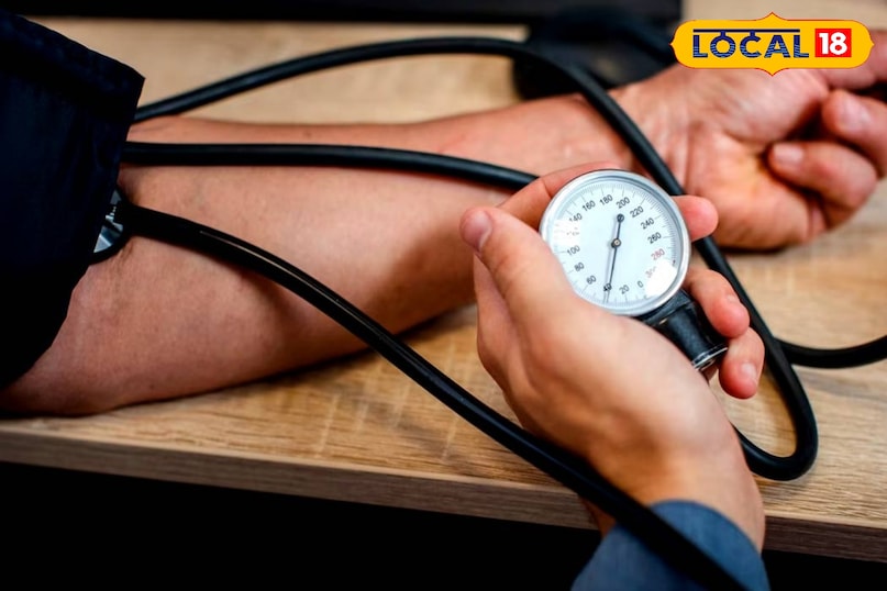 कॉफी ब्लड प्रेशर को करती है नियंत्रित कॉफी में पाया जाने वाला कैफीन का सही मात्रा में सेवन फायदेमंद भी होता है। कैफीन के सेवन से ब्लड प्रेशर और हृदय स्वास्थ्य को लाभ मिलता है। साल 2018 में हुए एक अध्ययन के मुताबिक प्रतिदिन तीन से पांच कप कॉफी पीने से हृदय रोग का जोखिम 15 फीसदी तक कम हो सकता है रोजाना एक से चार कप कॉफी पीने से दिल की बिमारी के कारण होने वाली मृत्यु दर में भी कमी आती है। कॉफी ब्लड प्रेशर को करती है नियंत्रित कॉफी में पाया जाने वाला कैफीन का सही मात्रा में सेवन फायदेमंद भी होता है। कैफीन के सेवन से ब्लड प्रेशर और हृदय स्वास्थ्य को लाभ मिलता है। साल 2018 में हुए एक अध्ययन के मुताबिक प्रतिदिन तीन से पांच कप कॉफी पीने से हृदय रोग का जोखिम 15 फीसदी तक कम हो सकता है रोजाना एक से चार कप कॉफी पीने से दिल की बिमारी के कारण होने वाली मृत्यु दर में भी कमी आती है।