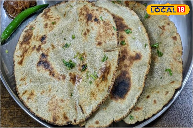 बाजरे का ग्लाइसेमिक इंडेक्स कम होता है, यानी यह ब्लड शुगर को तेजी से नहीं बढ़ाता. इस कारण मधुमेह के मरीज भी इसे सुरक्षित रूप से सेवन कर सकते हैं. सर्दियों में बाजरे की रोटी शरीर को गर्मी भी देती है और ब्लड शुगर को स्थिर रखती है. यह धीरे-धीरे पचती है, जिससे शरीर को निरंतर ऊर्जा मिलती रहती है. डायबिटीज के रोगियों के लिए गेहूं की रोटी की तुलना में बाजरे की रोटी कहीं अधिक स्वास्थ्यवर्धक मानी जाती है. 