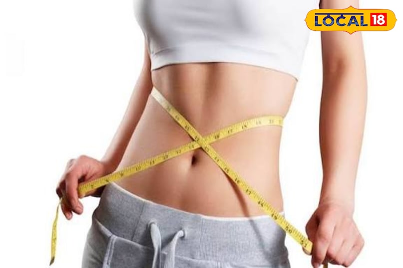 जो लोग वजन कम करना चाहते हैं, उनके लिए बाजरे की रोटी किसी वरदान से कम नहीं. इसका फाइबर पेट को लंबे समय तक भरा रखता है, जिससे बार-बार भूख नहीं लगती। यह धीरे-धीरे पचकर ऊर्जा देता है और शरीर में फैट जमा नहीं होने देता है. मोटापा, पेट की चर्बी या वजन नियंत्रण के लिए यह रोटी एक प्राकृतिक और सुरक्षित विकल्प है. गेहूं की तुलना में यह अधिक पौष्टिक और कम कैलोरी वाला भोजन माना जाता है. 