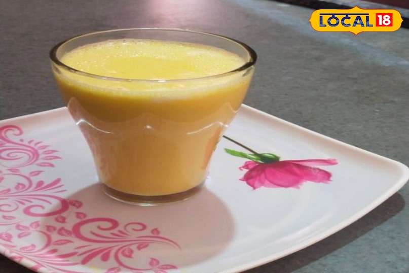 हल्दी वाला दूध हल्दी वाला दूध सर्दियों में रामबाण माना जाता है। इसमें मौजूद एंटी-इंफ्लेमेटरी और एंटीऑक्सीडेंट गुण शरीर को गर्मी देते हैं और रोग प्रतिरोधक क्षमता बढ़ाते हैं। यह खांसी-जुकाम और सीने के दर्द में भी आराम पहुँचाता है। एक कप दूध गर्म करें और उसमें आधा चम्मच हल्दी पाउडर मिलाएँ। स्वादानुसार थोड़ा गुड़ या शहद भी डाल सकते हैं।