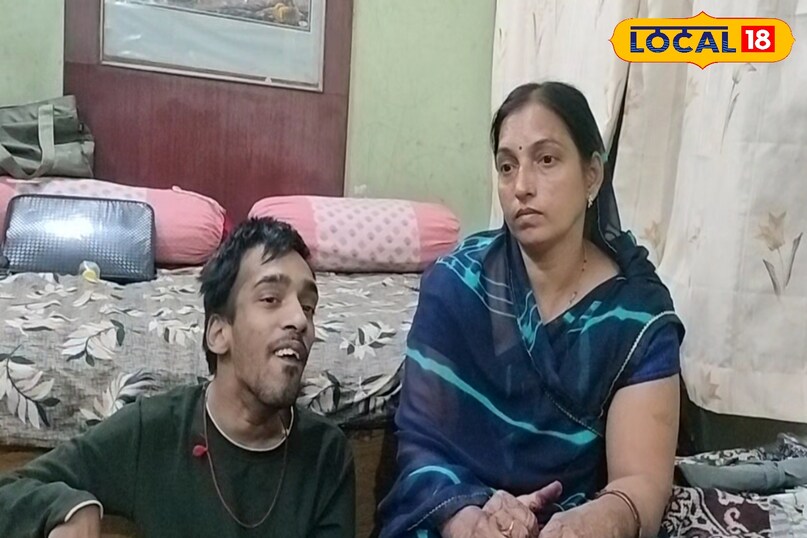 Divyang artist Aayush Kundal, Foot painting artist India, Inspirational disabled artist story, Khargone Divyang painter ayush Kundal, Special story on Disability Day, Aayush Kundal paintings, local18, khargone letest news, Madhya Pradesh hindi news 