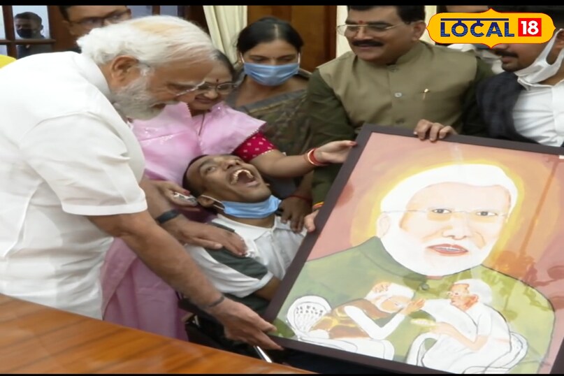 Divyang artist Aayush Kundal, Foot painting artist India, Inspirational disabled artist story, Khargone Divyang painter ayush Kundal, Special story on Disability Day, Aayush Kundal paintings, local18, khargone letest news, Madhya Pradesh hindi news