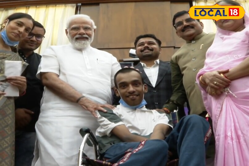 Divyang artist Aayush Kundal, Foot painting artist India, Inspirational disabled artist story, Khargone Divyang painter ayush Kundal, Special story on Disability Day, Aayush Kundal paintings, local18, khargone letest news, Madhya Pradesh hindi news 