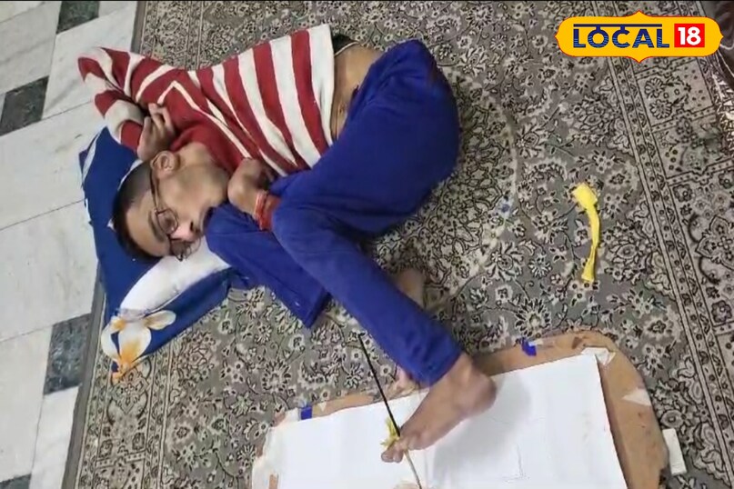 Divyang artist Aayush Kundal, Foot painting artist India, Inspirational disabled artist story, Khargone Divyang painter ayush Kundal, Special story on Disability Day, Aayush Kundal paintings, local18, khargone letest news, Madhya Pradesh hindi news 
