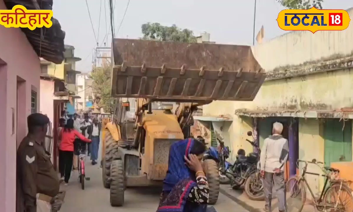 कटिहार में नगर निगम का बुलडोजर एक्शन, वर्षों से बंद सड़क अब अतिक्रमण मुक्त..