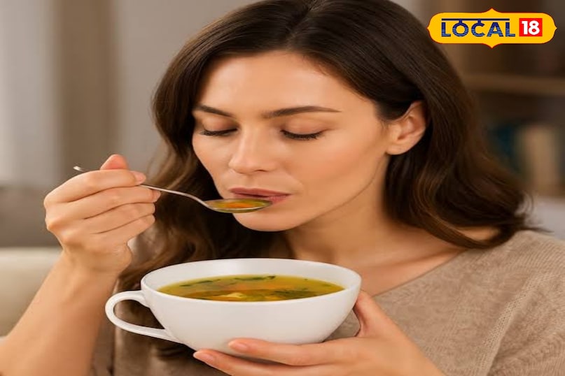 सूप, काढ़ा, नींबू-शहद वाला गुनगुना पानी या अदरक-तुलसी की चाय नाक की सूजन कम करने में मदद करते हैं. गर्म तरल पदार्थ गले की खराश भी कम करते हैं और शरीर को अंदर से गर्मी प्रदान करते हैं. जो कि आपको नाक जाम होने की समस्या से मुक्ति दिला सकती है. 