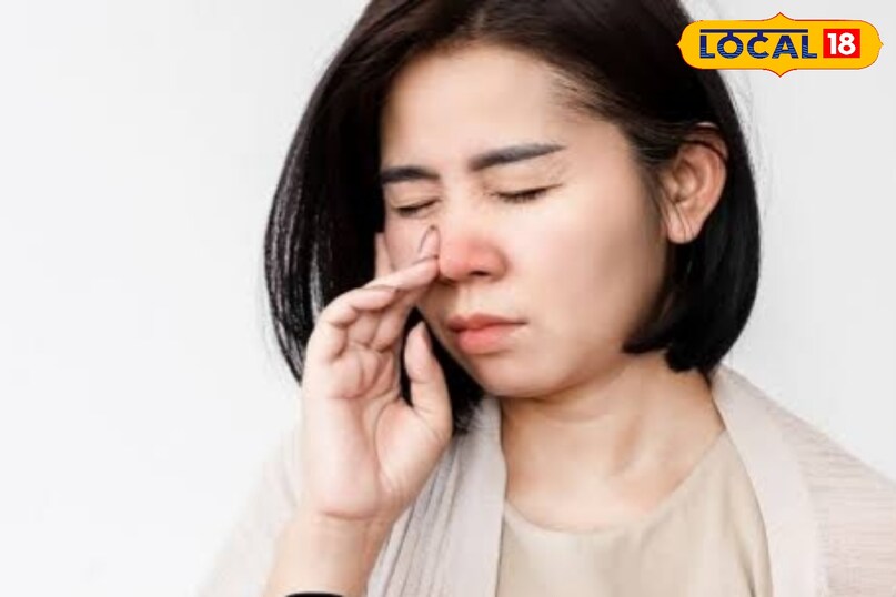  नाक जाम होने पर दिन में 1–2 बार गर्म पानी की भाप लेना बहुत फायदेमंद रहता है. इससे नाक की नसों को आराम मिलता है और जमी हुई बलगम ढीली होकर बाहर निकलने लगती है. चाहें तो पानी में एक-दो बूंद अजवाइन या नीलगिरी का तेल डाल सकते हैं, इससे भाप का असर और तेज होता है. 