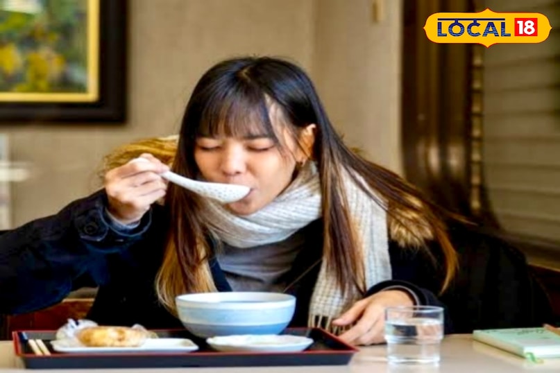 सर्दी में विटामिन-C से भरपूर फल—संतरा, अमरूद, कीवी—और हरी सब्जियाँ ज्यादा लें. गर्म पानी पिएँ, ठंडी चीजों का सेवन कम करें और पर्याप्त नींद लें. प्रतिरोधक क्षमता मजबूत रहने पर नाक जाम होने की समस्या कम होती है.