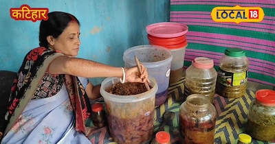 कटिहार के हवाईअड्डा की रहने वाली प्रीति देवी आचार तैयार करते हुए